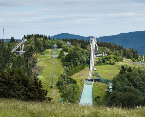 Blick vom Poppenberg auf die Mattenschanze und St. Georg-Schanze von Winterberg