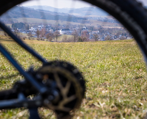 Blick durch die Speichen auf Grafschaft
