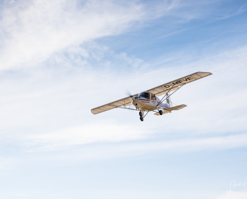 Motorsegler über dem Rennefeld