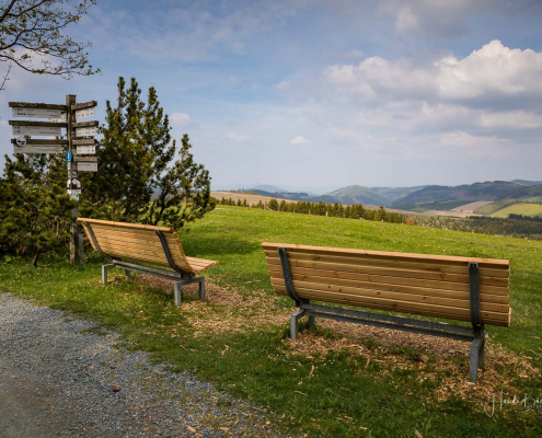 Neue Rothaarsteig-Bänke in Langewiese auf dem Grenzweg