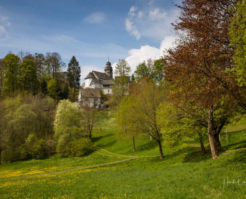 Blick auf Burg und Kirche in Nordenau
