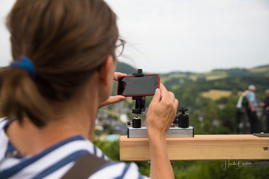 Stativ vorm Dorfbalkon