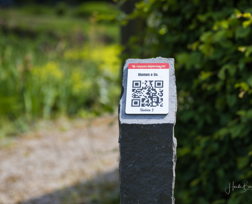 Steinstele mit QR Code