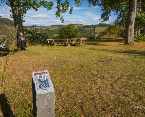 Stele mit Quellcode an der Pütte