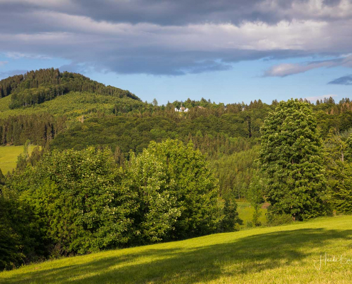 Blick zum Hohen Knochen mit Berghotel und Elisabeth-Kapelle