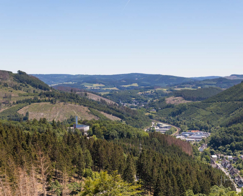 Blick auf Altenhundem mit Kloster und Gymnasium Maria Königin Blick auf Altenhundem mit Kloster und Gymnasium Maria Königin