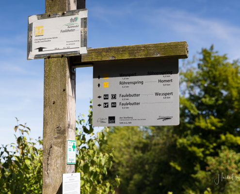Pfahl mit Lautsprecher neben der Wolkenbank Pfahl mit Lautsprecher neben der Wolkenbank