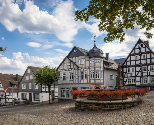 Hallenberger Marktplatz mit Kump und Petrusbrunnen