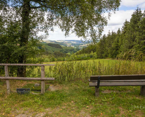 Getränkekeller und schöne Aussicht oberhalb des Hennetals