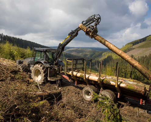 Holzrücken mit Traktor Holzrücken mit Traktor