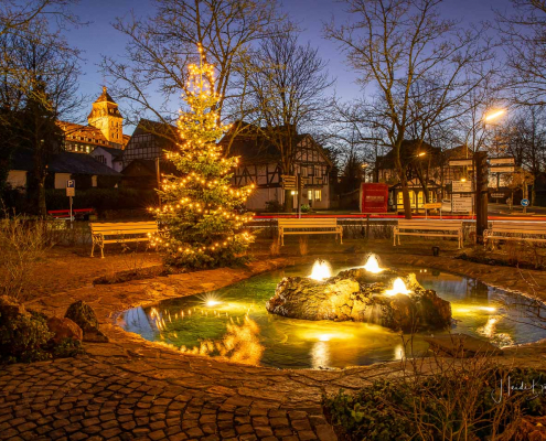 Dezember 2023 - Weihnachtsbaum am Dorfbrunnen in Grafschaft
