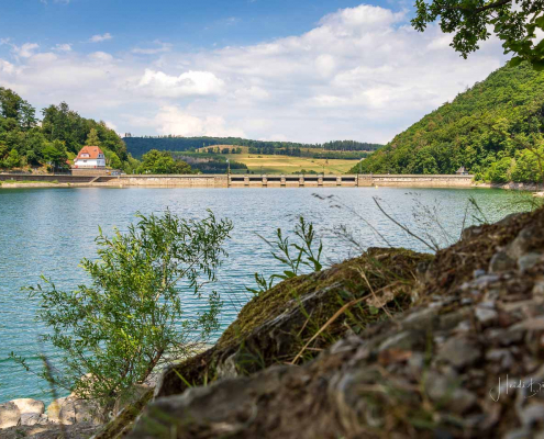 Juni - Blick über den Diemelsee zur Staumauer